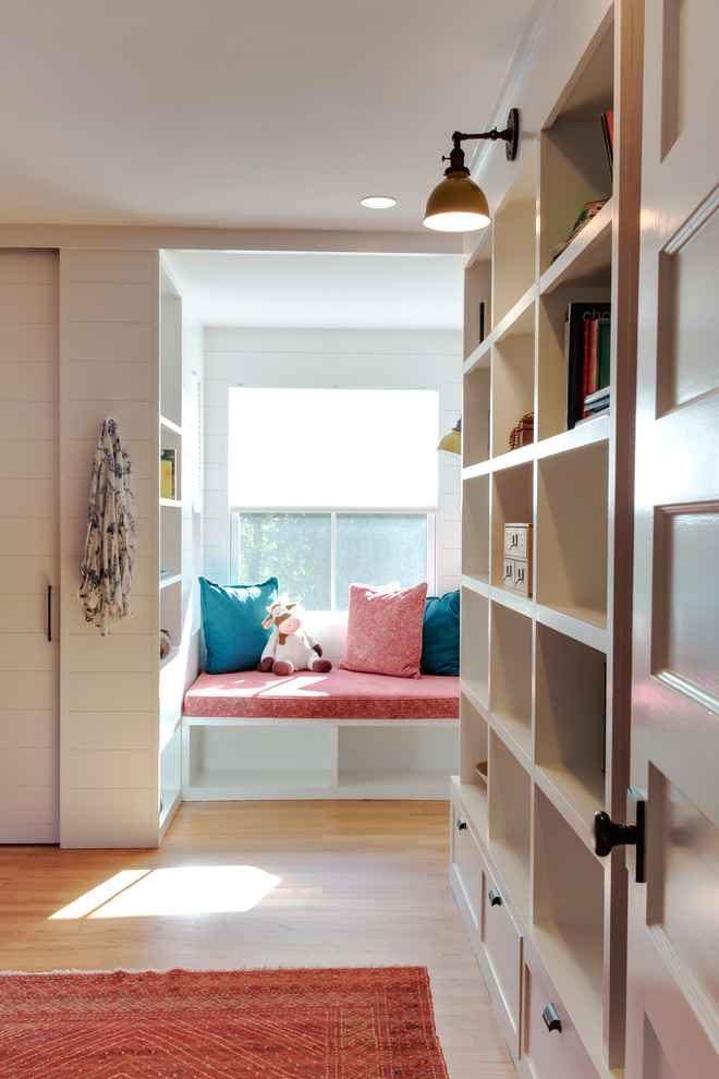 Imagen de dormitorio de estilo de casa de campo de tamaño medio con paredes blancas y suelo de madera en tonos medios