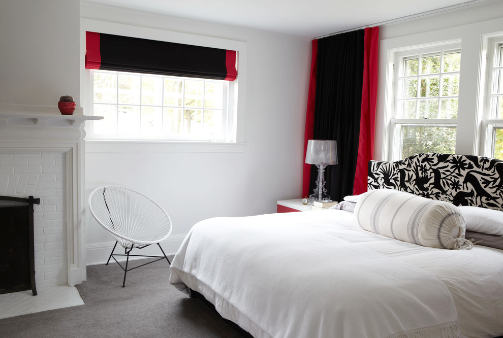 Пример оригинального дизайна: хозяйская спальня среднего размера в стиле фьюжн с белыми стенами, ковровым покрытием, стандартным камином, фасадом камина из кирпича и серым полом