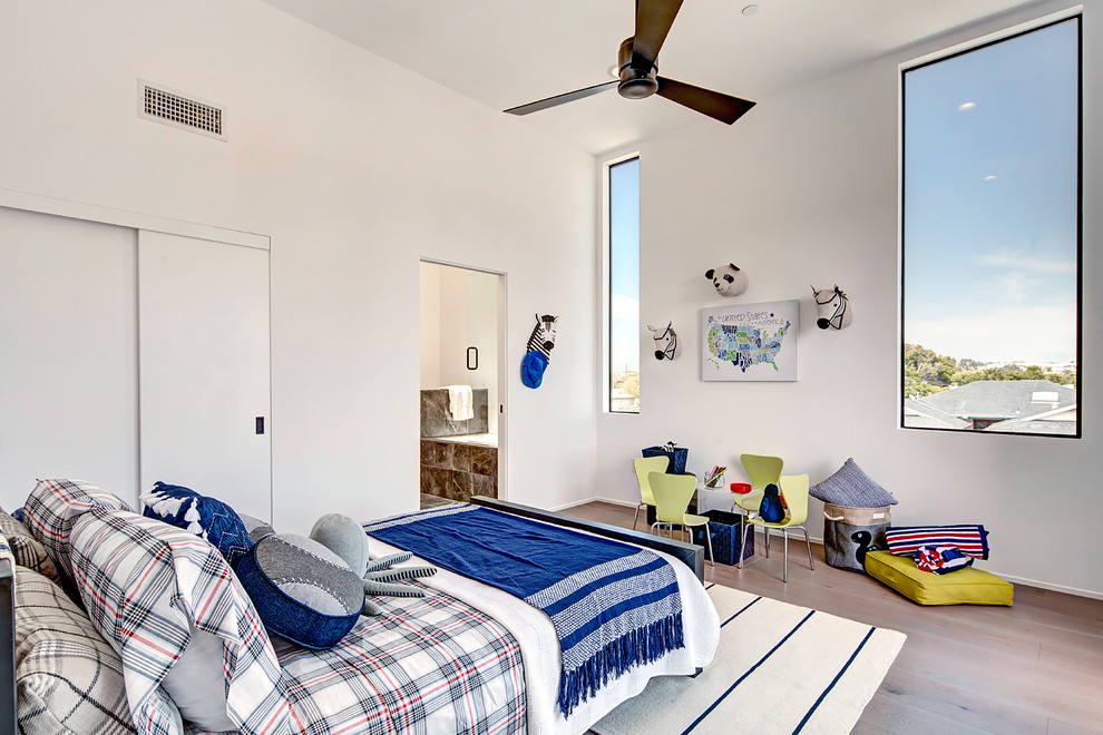 Ispirazione per una camera degli ospiti minimalista di medie dimensioni con pareti bianche e pavimento in legno massello medio