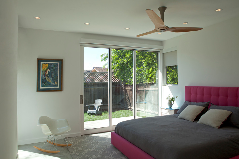ロサンゼルスにある小さなコンテンポラリースタイルのおしゃれな主寝室 (白い壁、コンクリートの床、暖炉なし) のレイアウト