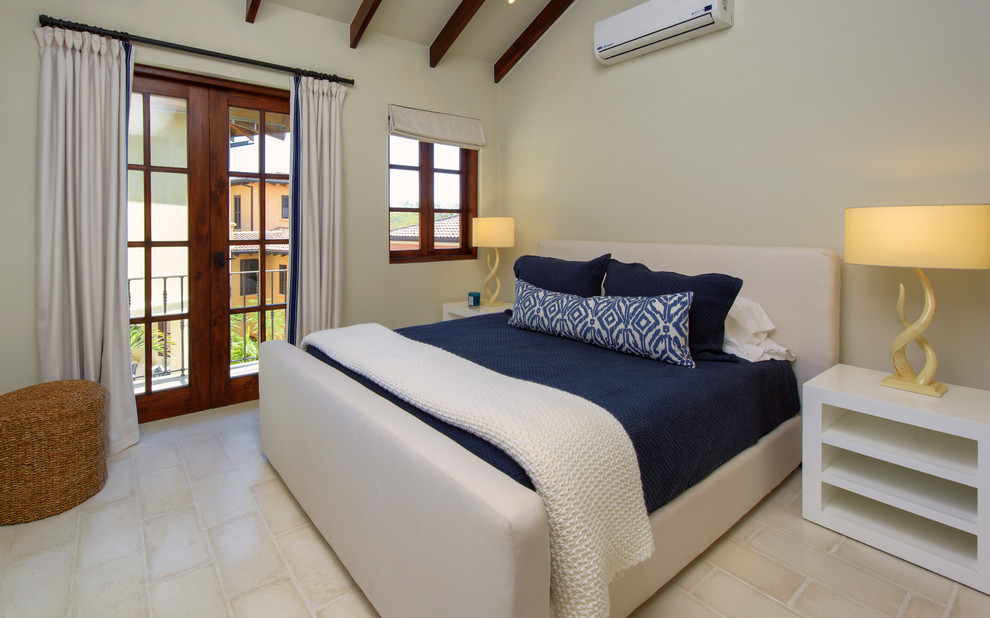 Diseño de habitación de invitados tropical de tamaño medio con paredes beige, suelo de baldosas de cerámica y suelo beige