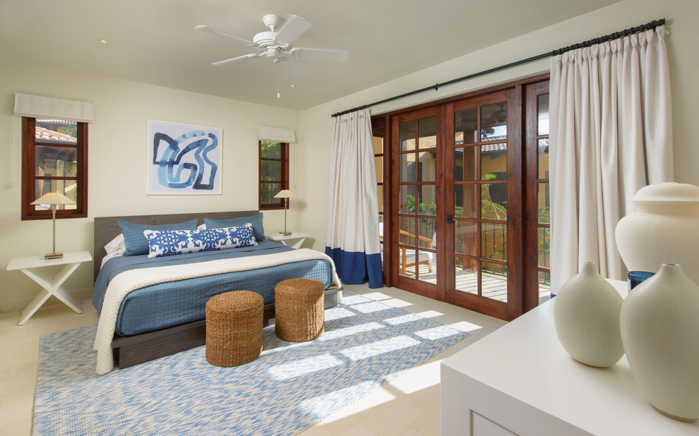 Ispirazione per una camera degli ospiti tropicale di medie dimensioni con pareti beige, pavimento con piastrelle in ceramica e pavimento beige