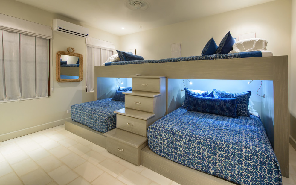 Ejemplo de habitación de invitados exótica de tamaño medio con paredes beige, suelo de baldosas de cerámica y suelo beige