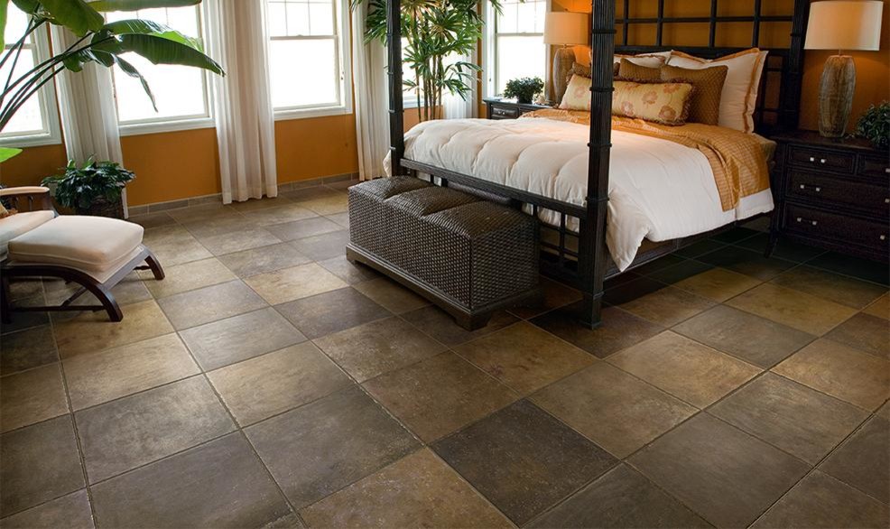 Mittelgroßes Hauptschlafzimmer ohne Kamin mit oranger Wandfarbe, Keramikboden und braunem Boden in Albuquerque