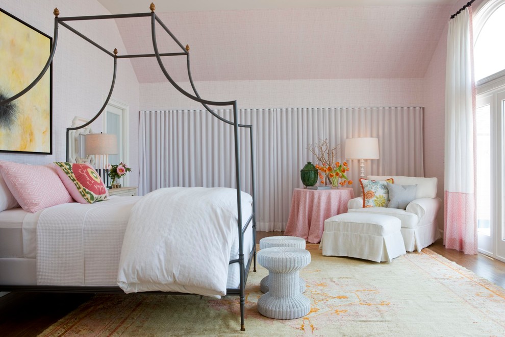 Immagine di una grande camera matrimoniale stile marino con pareti rosa e pavimento in legno massello medio