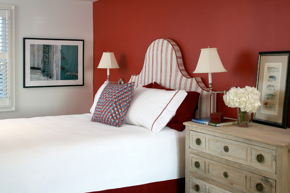 Immagine di una camera degli ospiti stile marino di medie dimensioni con pareti rosse e pavimento in legno massello medio