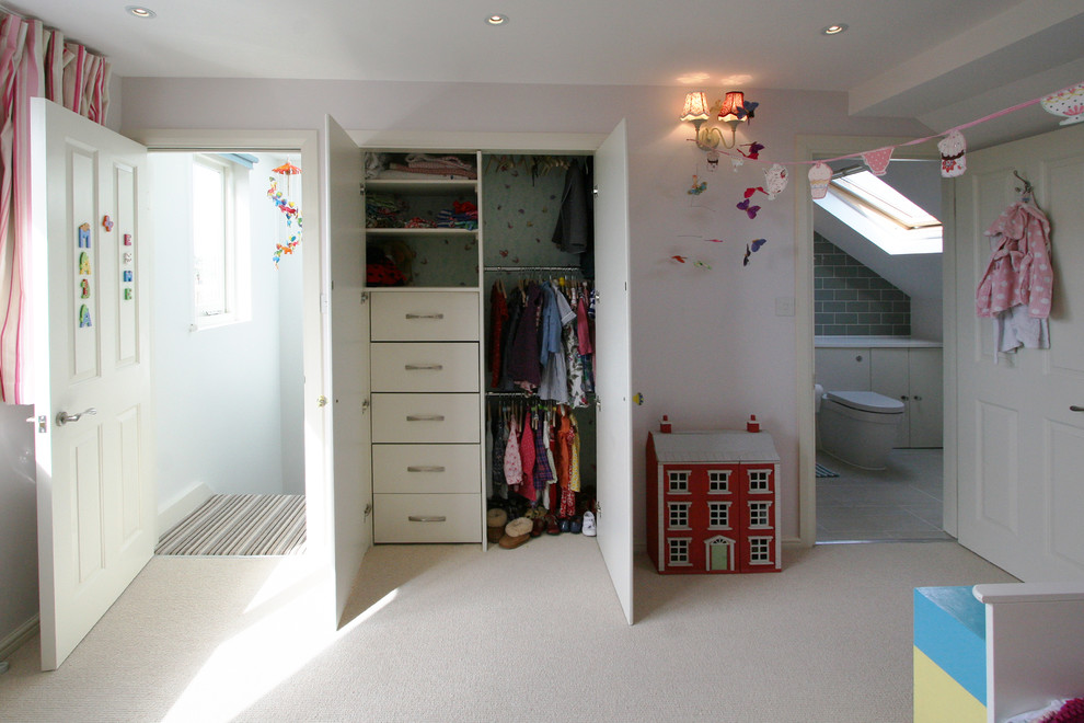 На фото: спальня среднего размера на антресоли в классическом стиле с фиолетовыми стенами и ковровым покрытием с