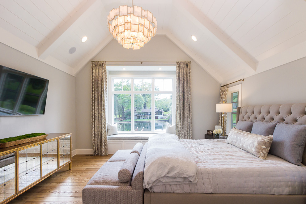 Ispirazione per una camera da letto classica con pareti grigie, pavimento in legno massello medio e pavimento marrone