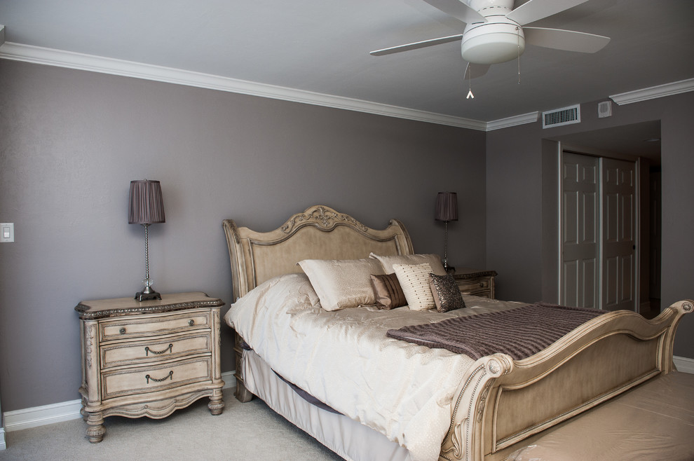 Ejemplo de dormitorio principal retro de tamaño medio con paredes azules, moqueta y suelo beige