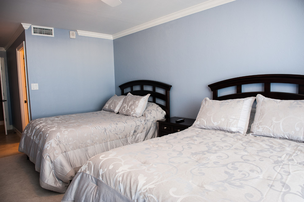 Mittelgroßes Retro Gästezimmer mit blauer Wandfarbe, Teppichboden und beigem Boden