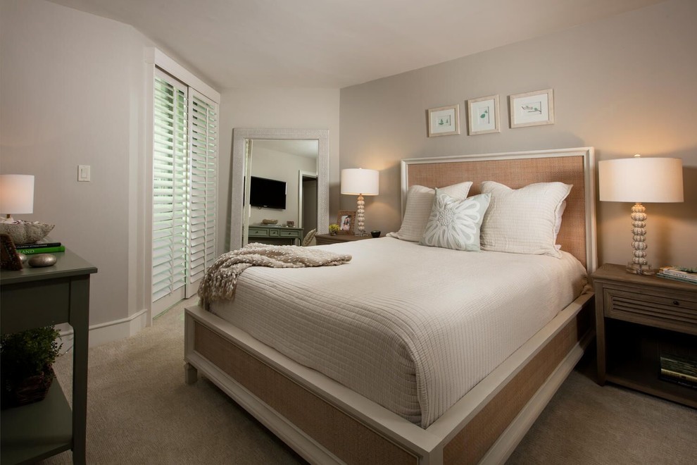 Foto de dormitorio marinero de tamaño medio sin chimenea con paredes beige, moqueta y suelo beige