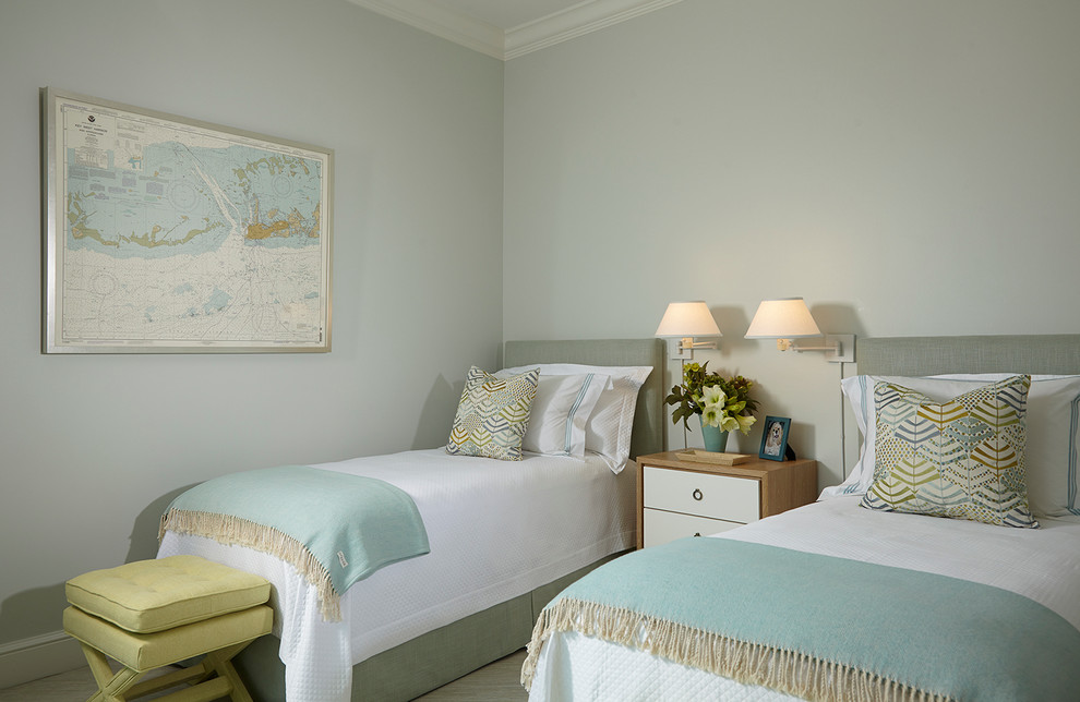 Свежая идея для дизайна: спальня в морском стиле с серыми стенами - отличное фото интерьера