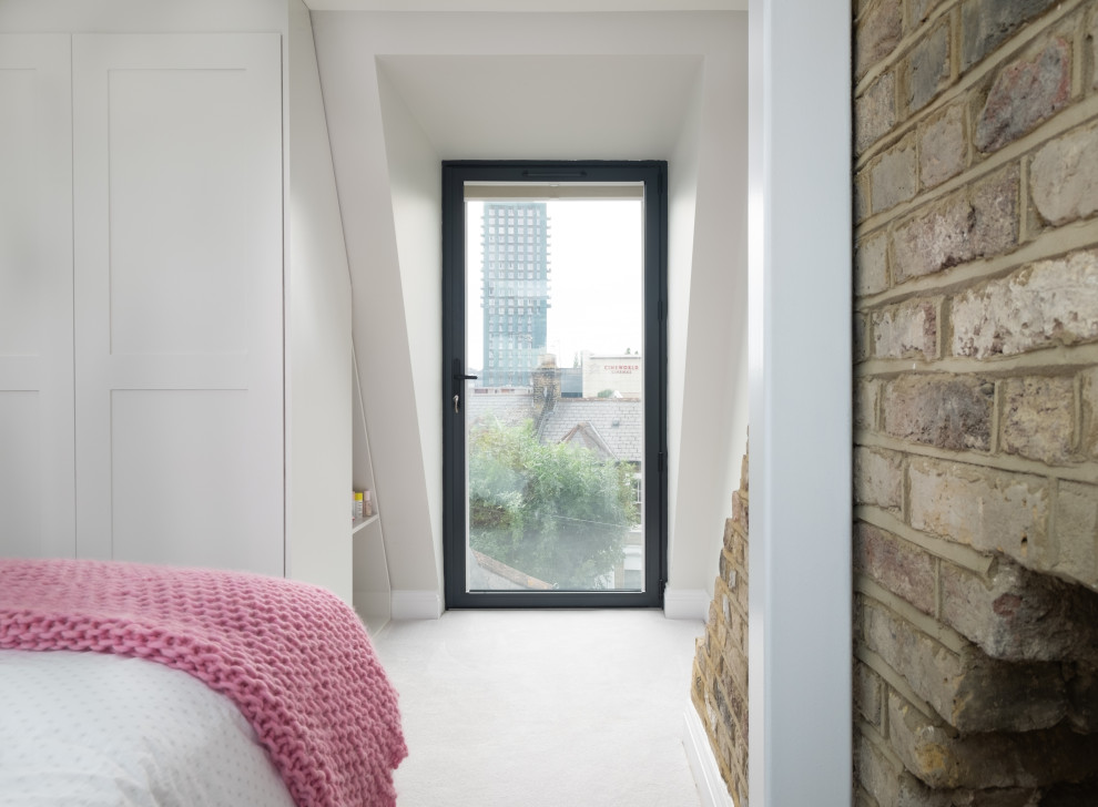 Eklektisches Schlafzimmer mit weißer Wandfarbe, Teppichboden und grauem Boden in London