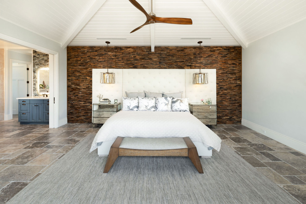 マイアミにあるビーチスタイルのおしゃれな寝室 (グレーの壁、グレーの床、三角天井、板張り壁) のインテリア
