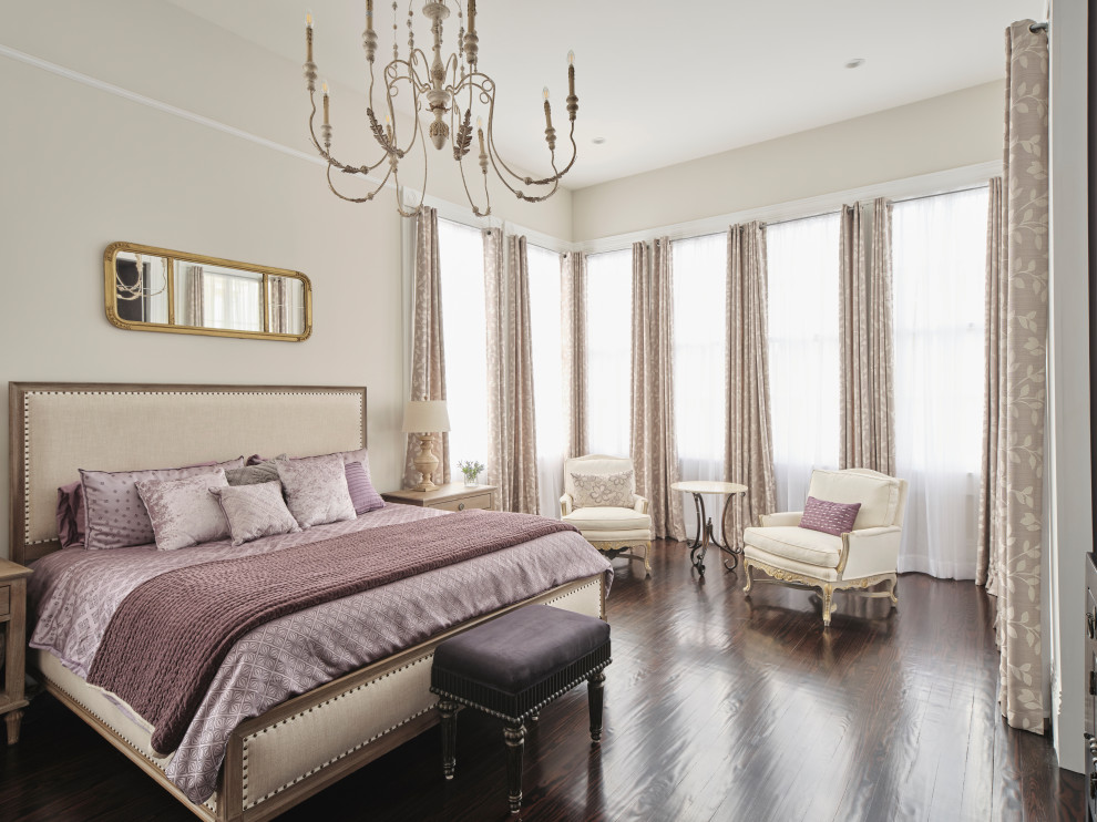Klassisches Hauptschlafzimmer ohne Kamin mit beiger Wandfarbe, braunem Holzboden und braunem Boden in New Orleans