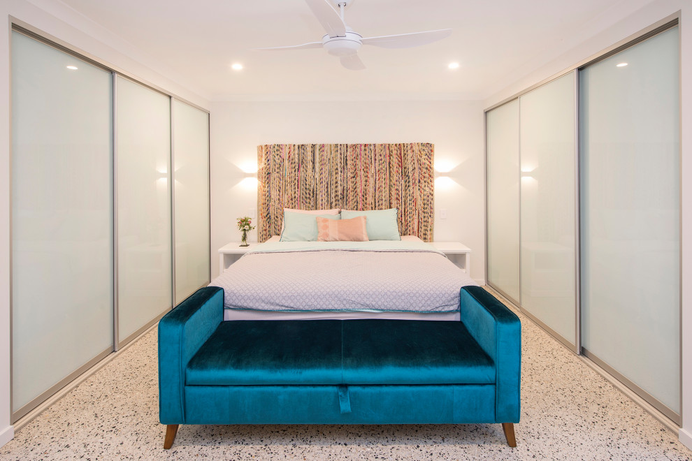 Пример оригинального дизайна: спальня среднего размера в современном стиле с бетонным полом