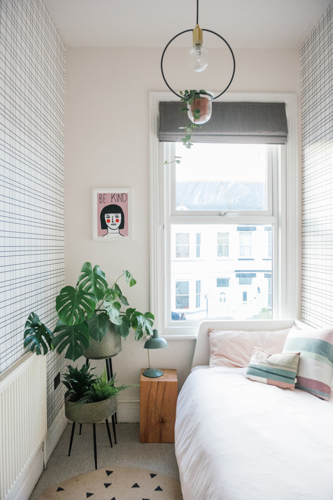 Foto de habitación de invitados escandinava de tamaño medio sin chimenea con paredes blancas, moqueta, suelo beige y papel pintado