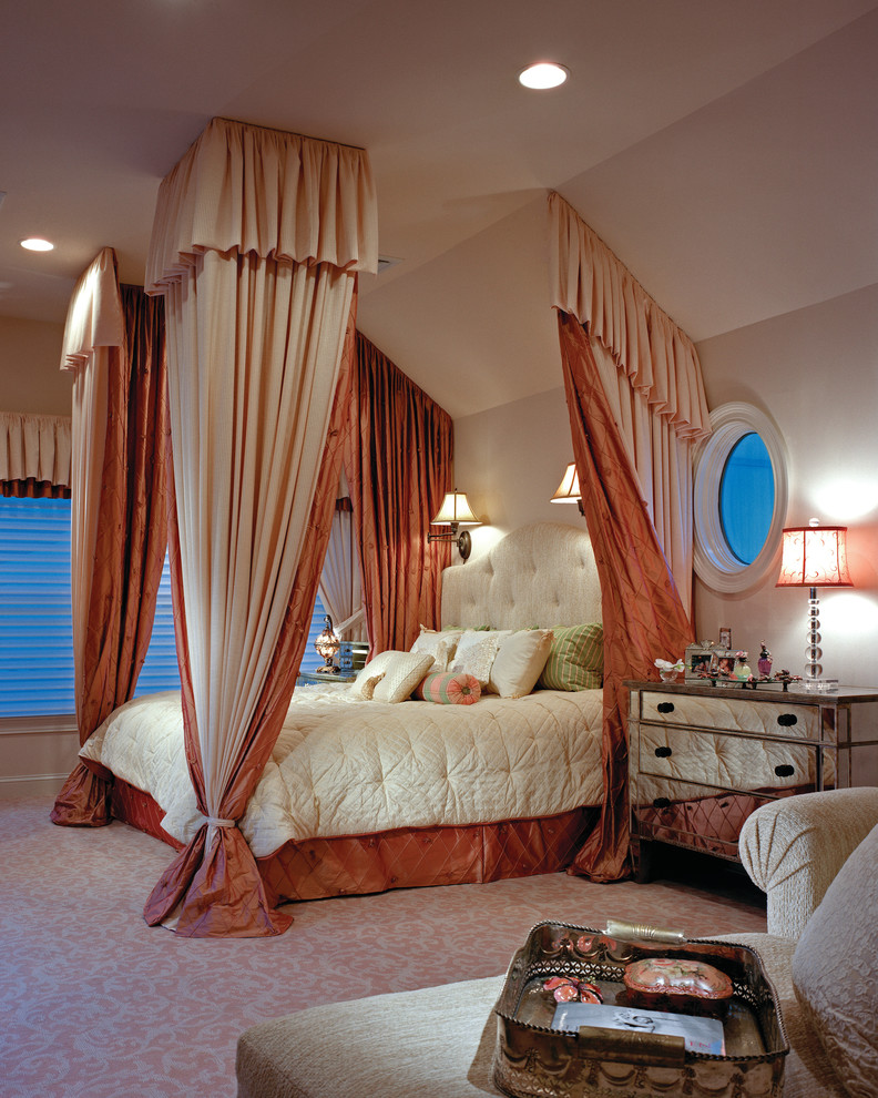 Источник вдохновения для домашнего уюта: большая хозяйская спальня в стиле шебби-шик с бежевыми стенами, ковровым покрытием и розовым полом без камина