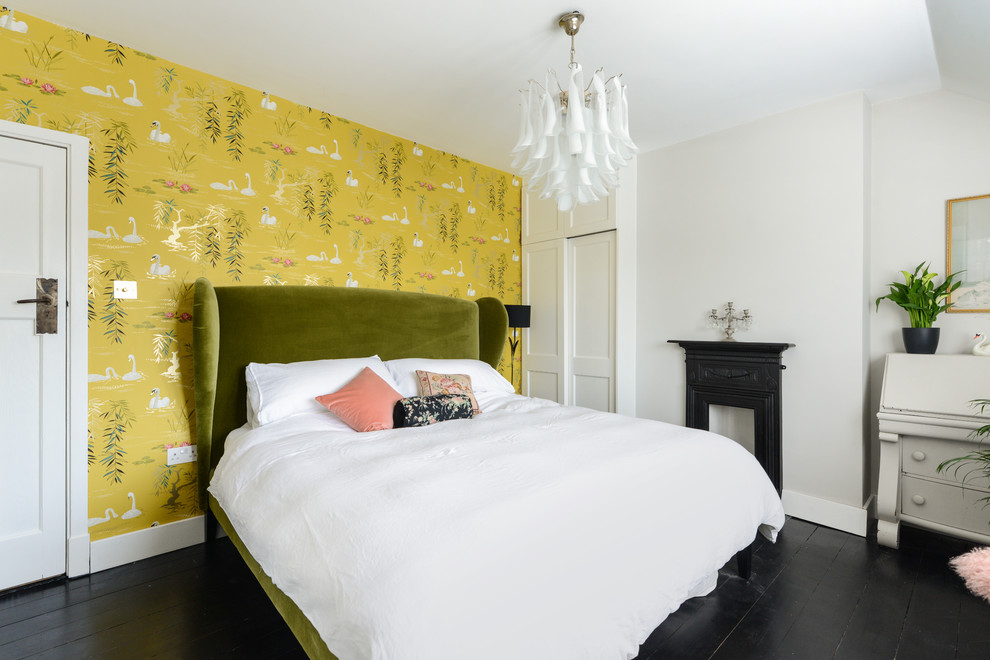 Foto de dormitorio tradicional renovado de tamaño medio con paredes multicolor, suelo negro y suelo de madera pintada