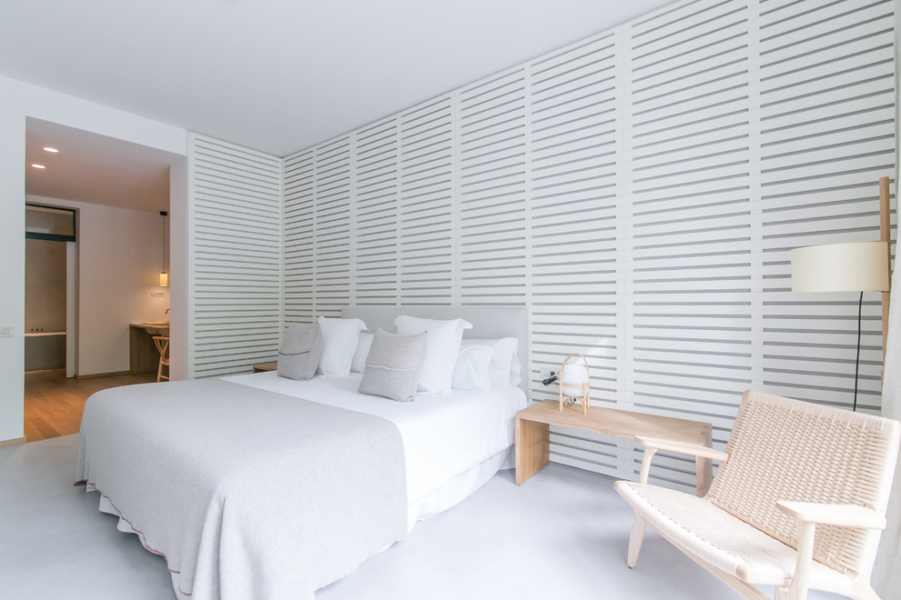 Großes Nordisches Hauptschlafzimmer ohne Kamin mit weißer Wandfarbe in Barcelona