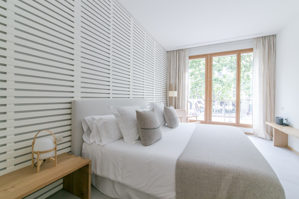 Großes Nordisches Hauptschlafzimmer ohne Kamin mit weißer Wandfarbe in Barcelona
