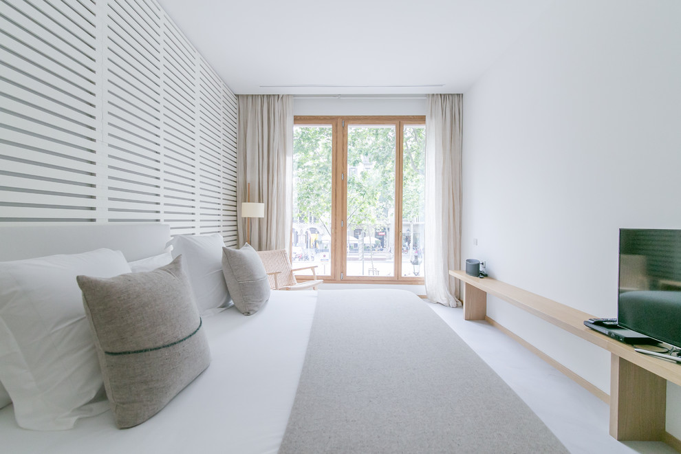 Modelo de dormitorio principal escandinavo grande sin chimenea con paredes blancas