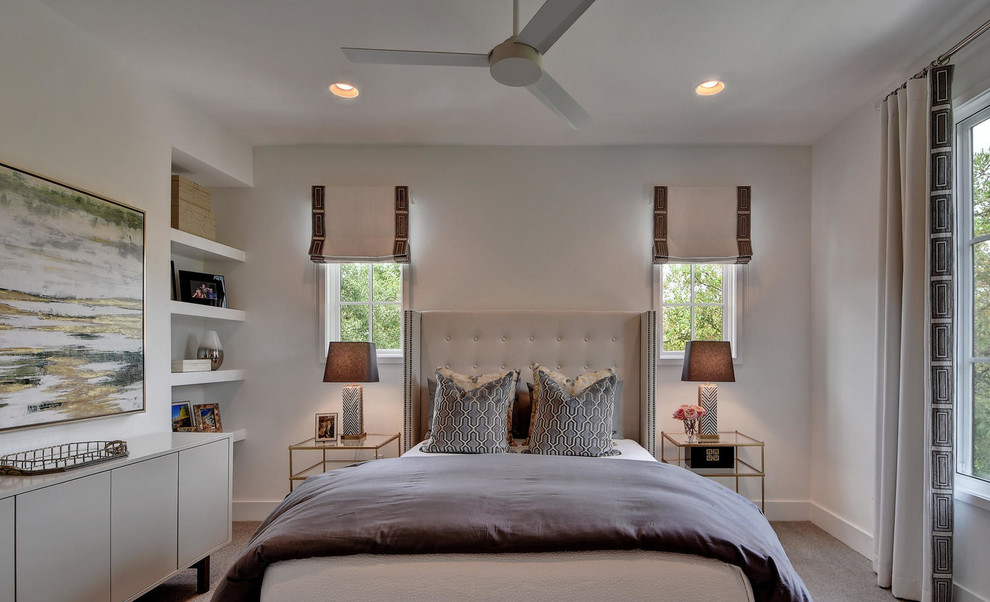 Esempio di una grande camera degli ospiti minimalista con pareti bianche, moquette e pavimento grigio