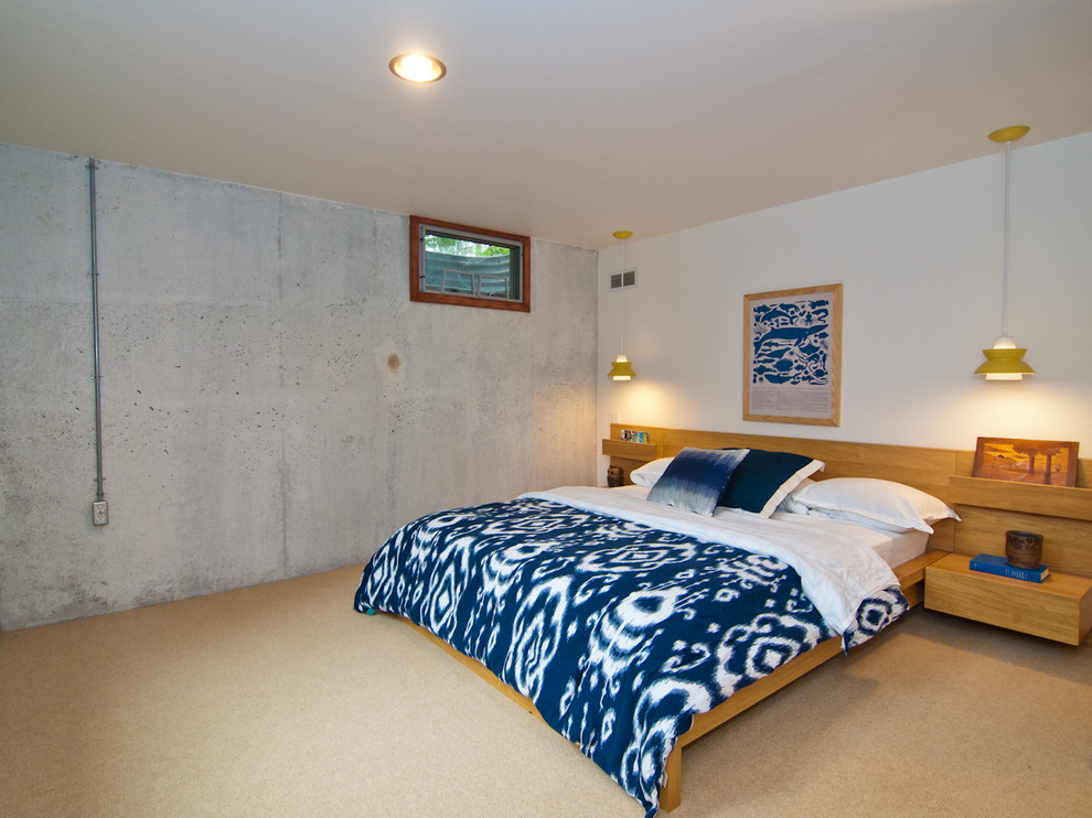 На фото: спальня в стиле ретро с белыми стенами и ковровым покрытием с