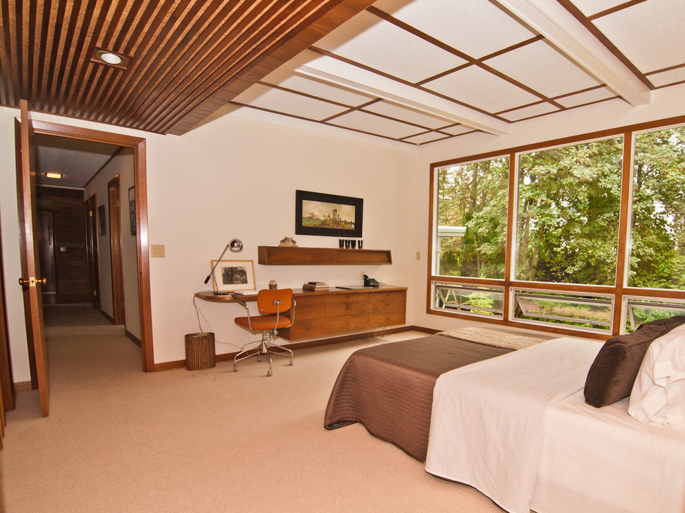 Bedroom - mid-century modern bedroom idea in Portland