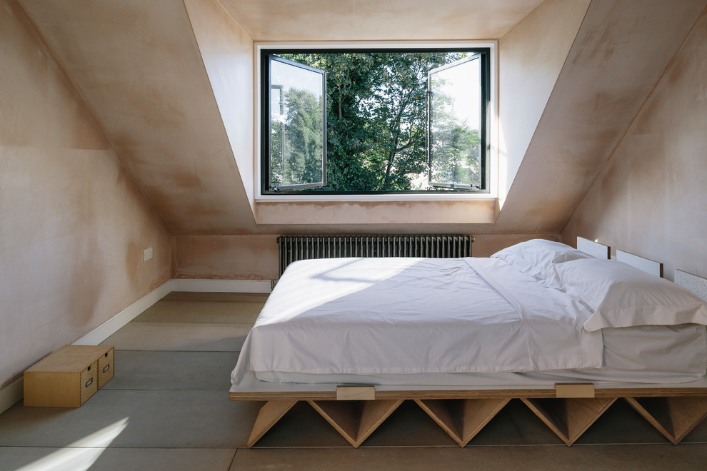 Свежая идея для дизайна: гостевая спальня (комната для гостей) в скандинавском стиле с разноцветными стенами, деревянным полом и серым полом - отличное фото интерьера