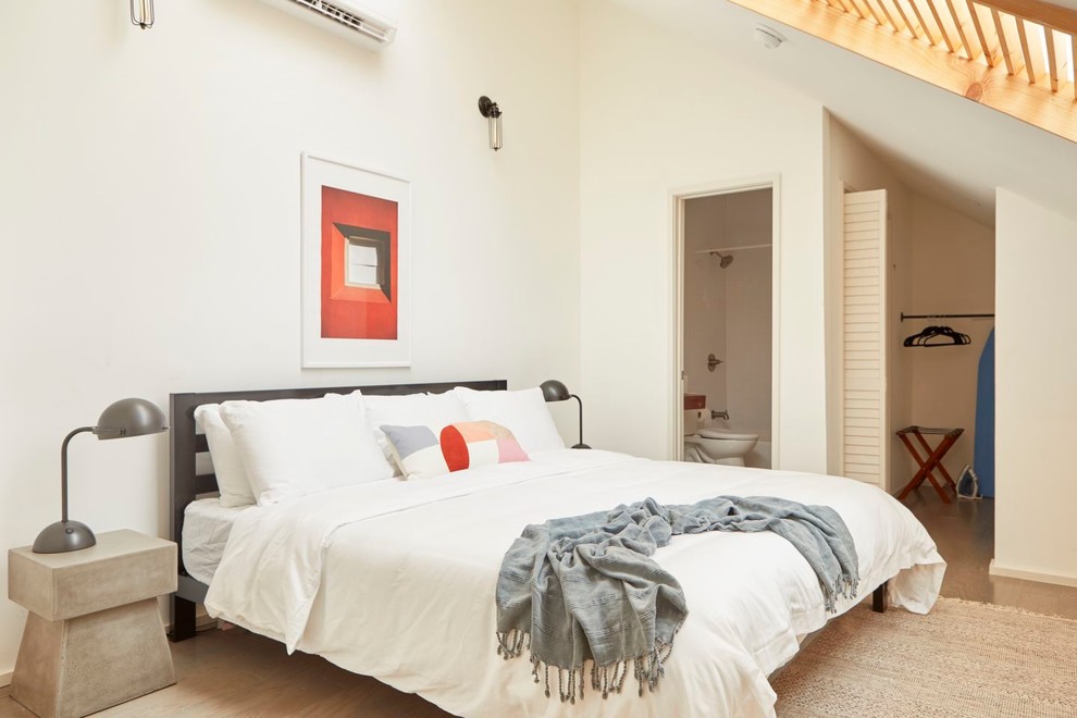 Bild på ett funkis sovrum, med vita väggar, mellanmörkt trägolv och brunt golv
