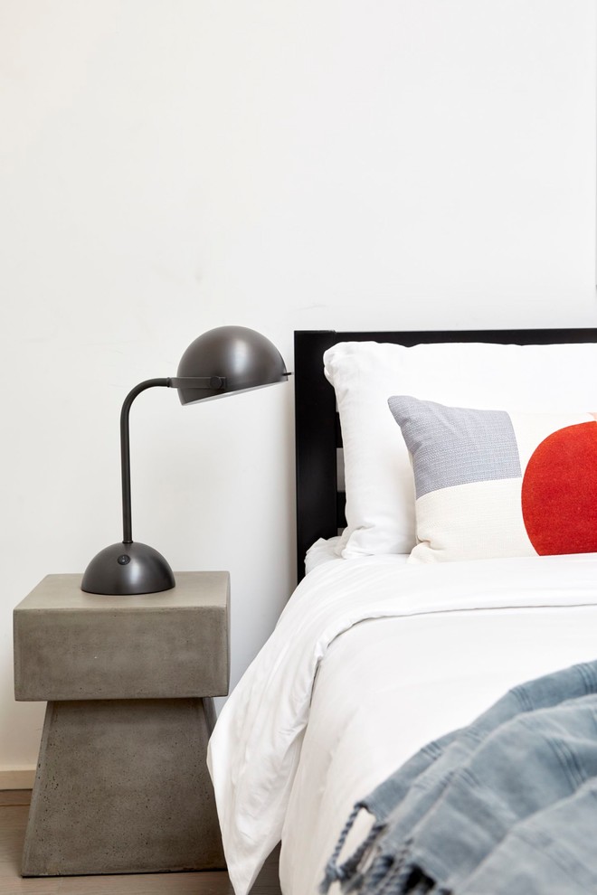 Foto di una camera da letto stile loft boho chic con pareti bianche