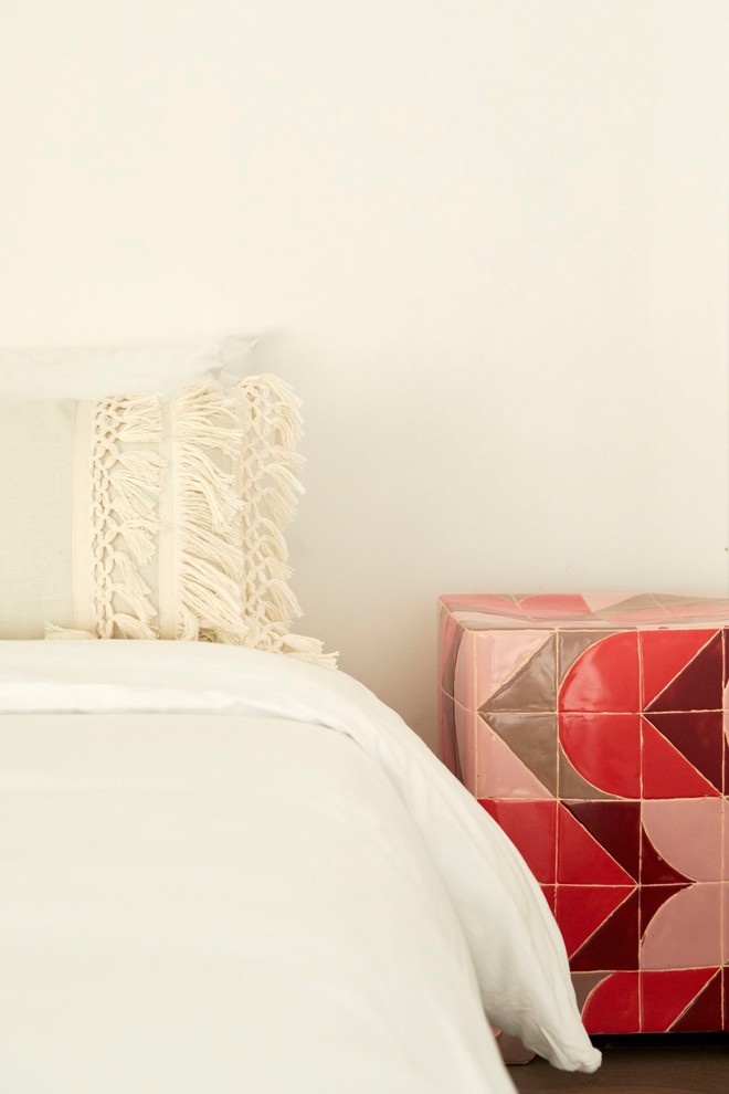 Imagen de dormitorio tipo loft bohemio con paredes blancas
