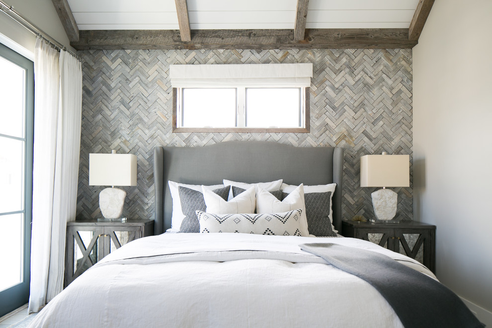 На фото: спальня в морском стиле с серыми стенами и акцентной стеной с