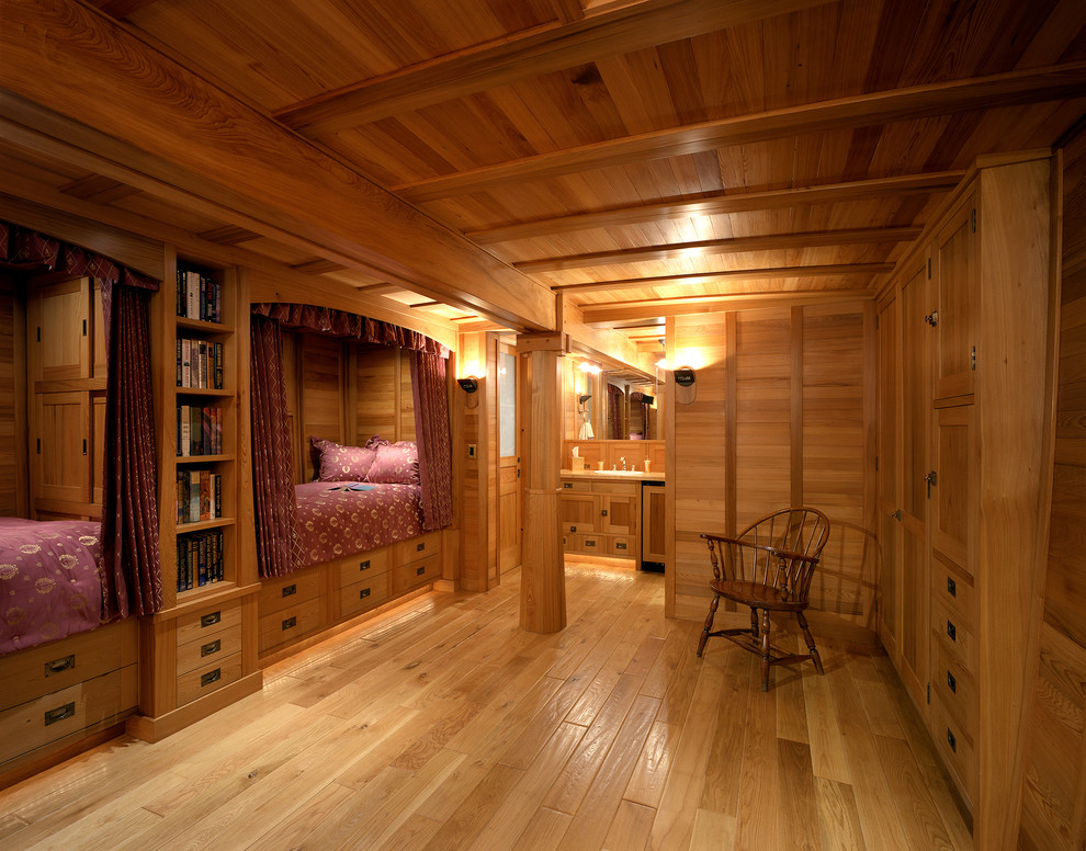 Diseño de habitación de invitados clásica sin chimenea con suelo de madera en tonos medios
