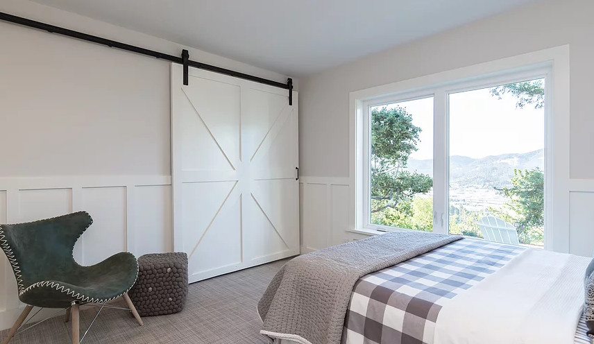 Стильный дизайн: гостевая спальня среднего размера, (комната для гостей) в морском стиле с ковровым покрытием - последний тренд