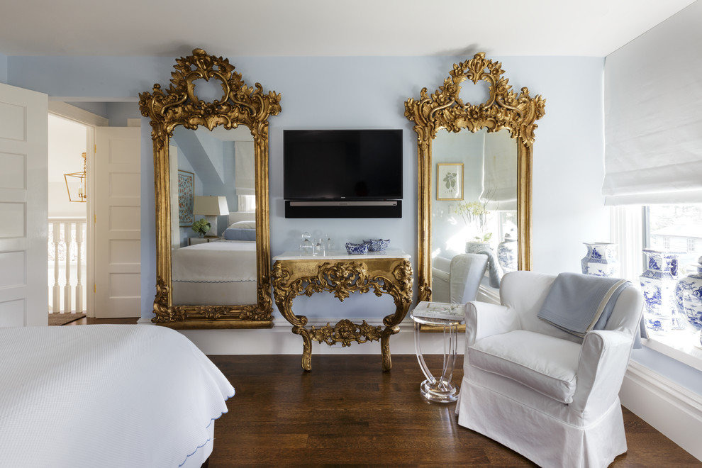 Imagen de dormitorio principal clásico grande con paredes azules, suelo de madera oscura y chimenea lineal