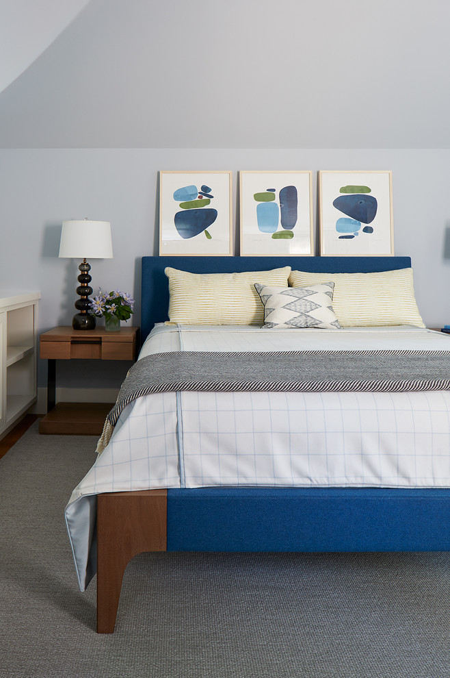 Идея дизайна: большая гостевая спальня (комната для гостей) в стиле неоклассика (современная классика) с серыми стенами, ковровым покрытием и серым полом без камина