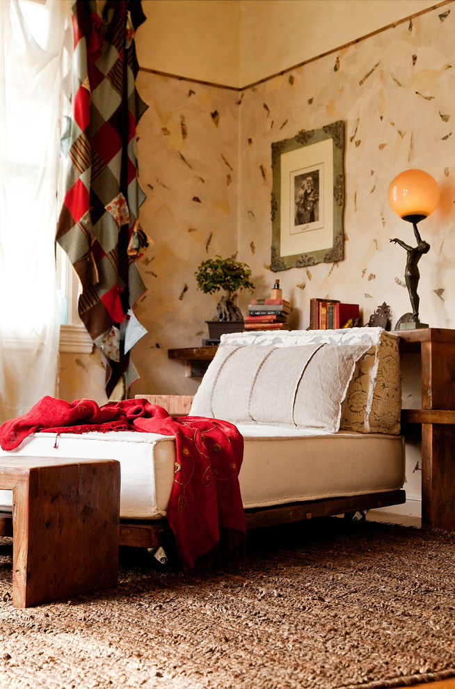 Inspiration pour une chambre parentale style shabby chic de taille moyenne avec un mur beige et un sol en bois brun.