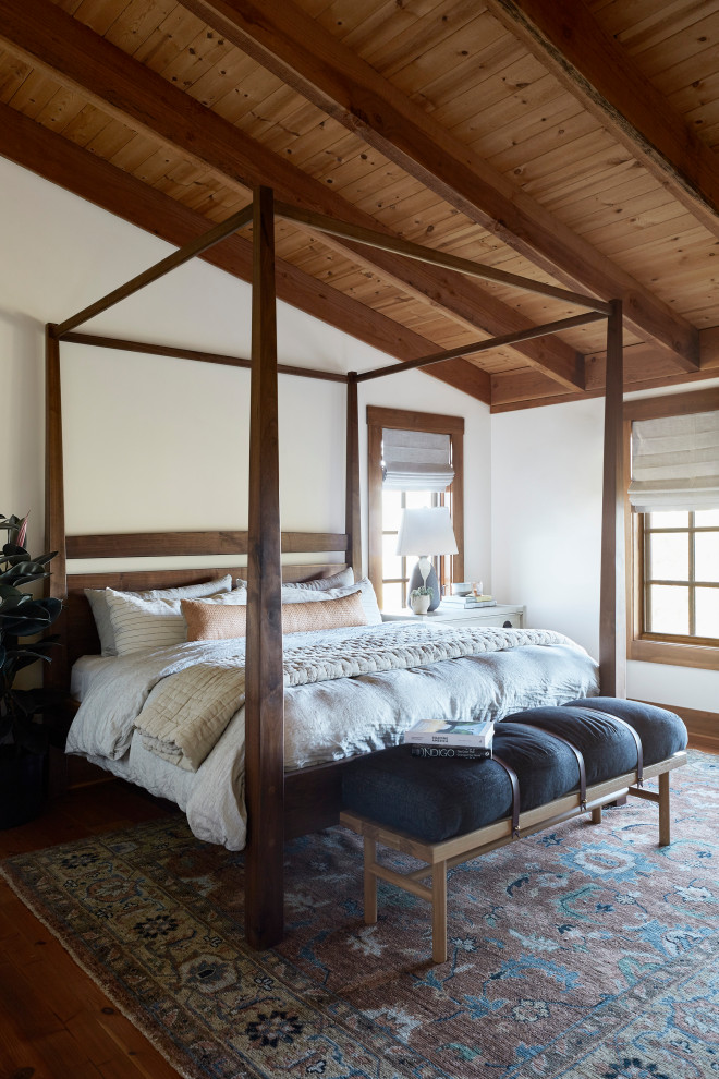На фото: спальня в стиле рустика с белыми стенами, паркетным полом среднего тона, коричневым полом, балками на потолке, сводчатым потолком и деревянным потолком с