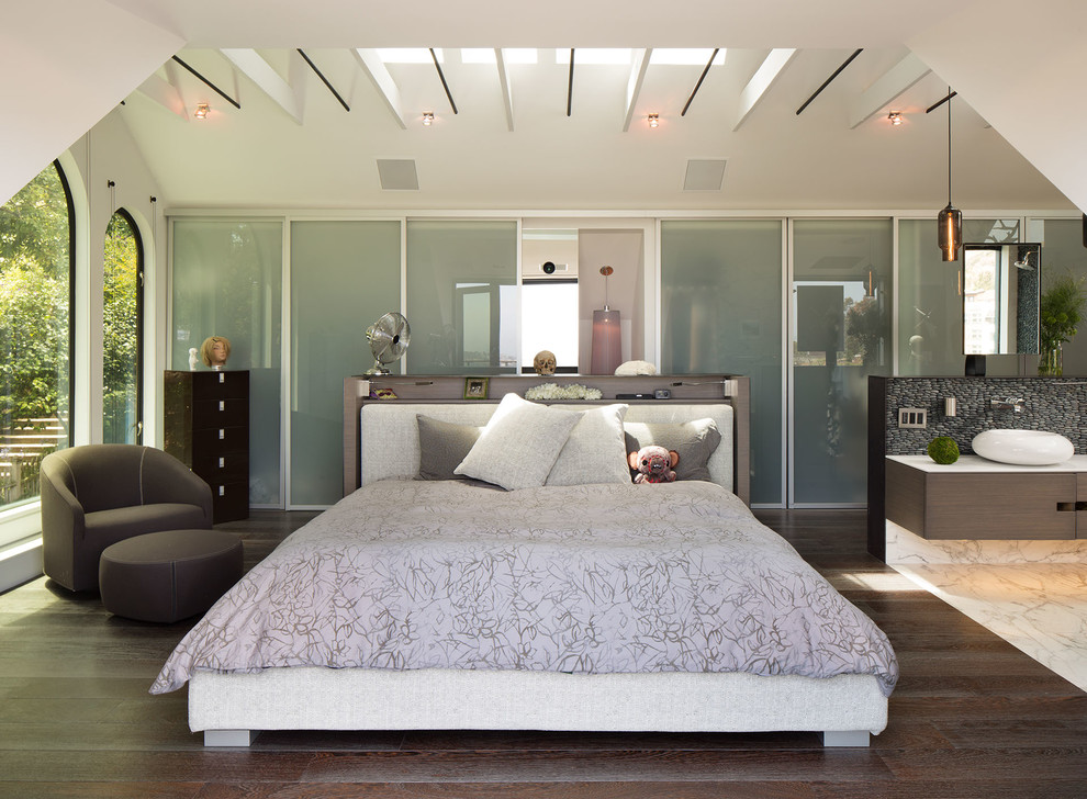 Diseño de dormitorio principal contemporáneo con paredes blancas y suelo de madera oscura