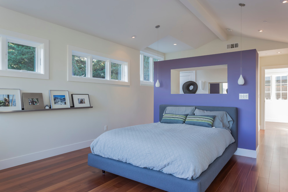 Imagen de dormitorio actual con paredes blancas y suelo de madera oscura