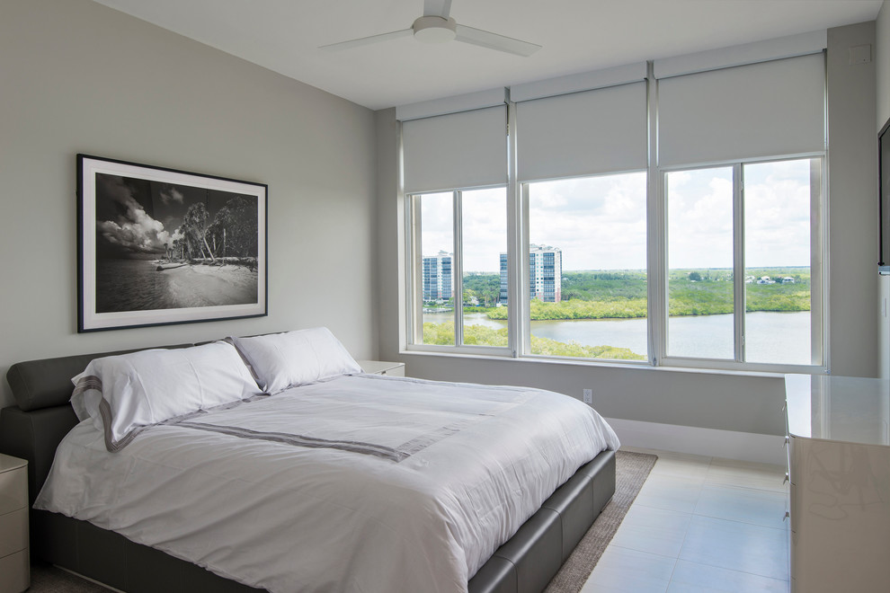 Foto de habitación de invitados actual de tamaño medio con paredes grises y suelo de baldosas de porcelana