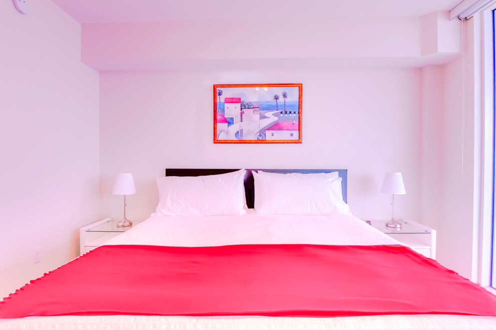 Свежая идея для дизайна: хозяйская спальня среднего размера в морском стиле с белыми стенами и светлым паркетным полом - отличное фото интерьера