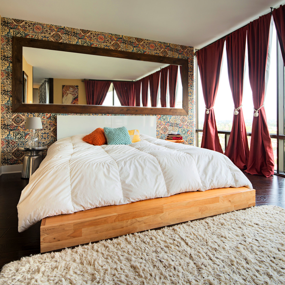 ロサンゼルスにある広い地中海スタイルのおしゃれな主寝室 (マルチカラーの壁、濃色無垢フローリング、暖炉なし、茶色い床) のインテリア