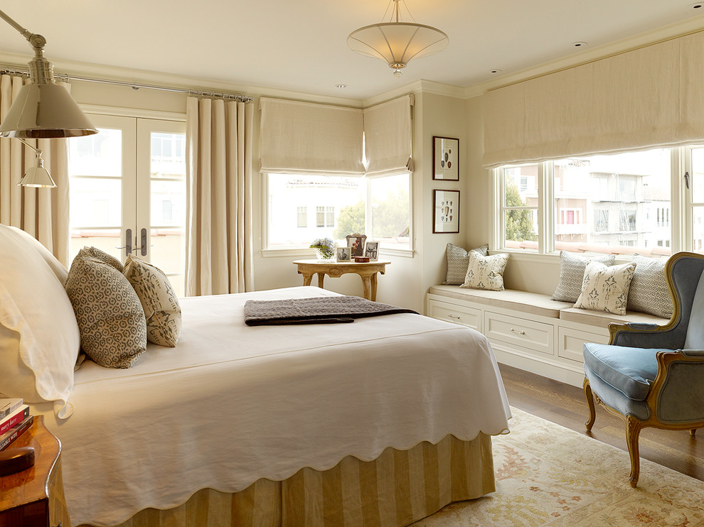 サンフランシスコにあるトランジショナルスタイルのおしゃれな寝室 (ベージュの壁、グレーとブラウン)