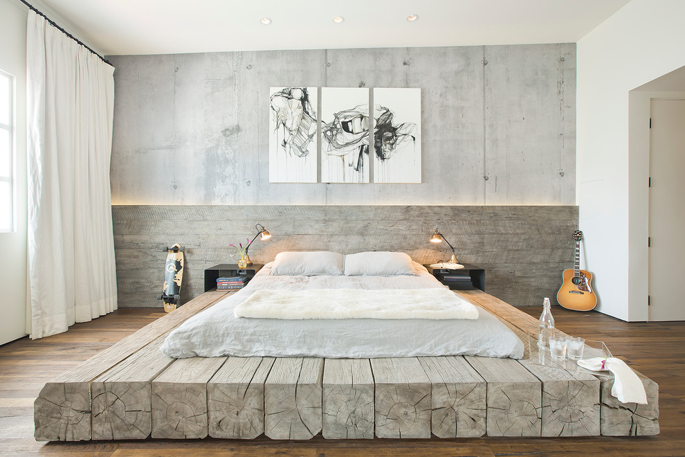 Großes Industrial Hauptschlafzimmer mit braunem Holzboden und grauer Wandfarbe in Santa Barbara