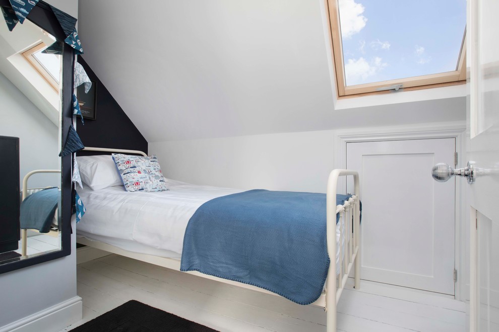Cette image montre une petite chambre d'amis marine avec un mur blanc, parquet peint et un sol blanc.