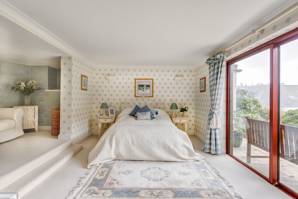 デヴォンにあるトラディショナルスタイルのおしゃれな客用寝室 (マルチカラーの壁、カーペット敷き)