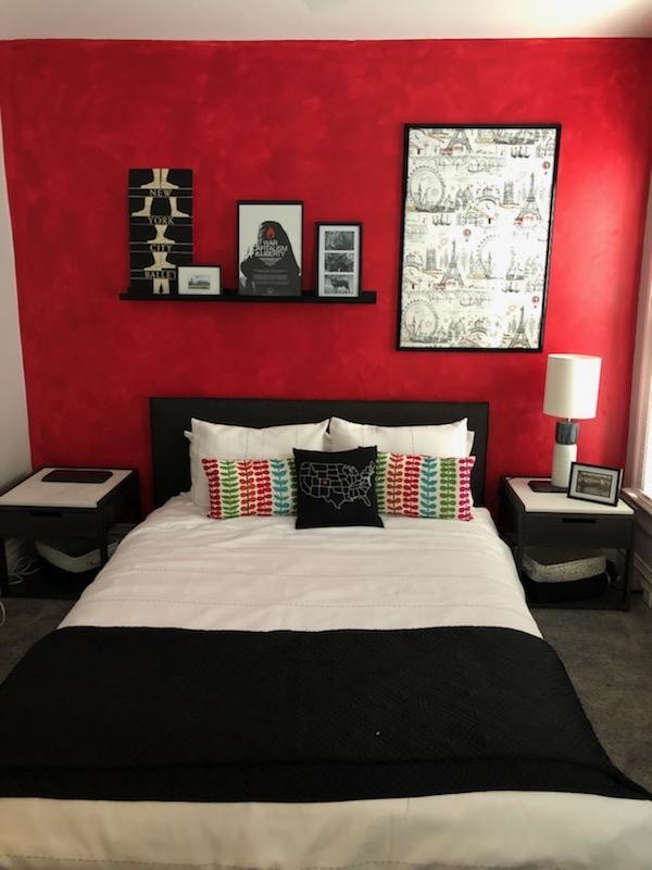Diseño de habitación de invitados contemporánea pequeña con paredes rojas, moqueta y suelo gris
